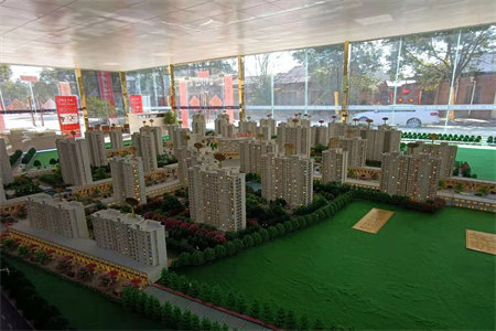 小区环境优美，中等装修，三室朝阳，房产证满五